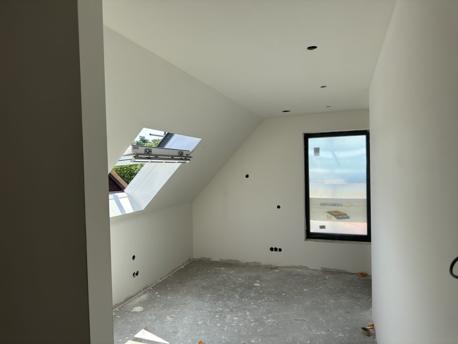 Kamer met dakraam afgewerkt door Skyline Afbouw in Holten (Afwerkingsklasse A)