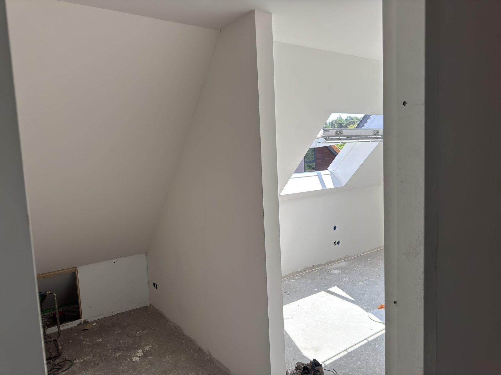 Schuine wanden afgewerkt door Skyline Afbouw in Holten (Afwerkingsklasse A)